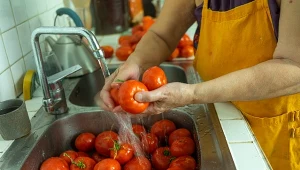 Uważaj podczas parzenia pomidorów. Mogą zamienić się w papkę