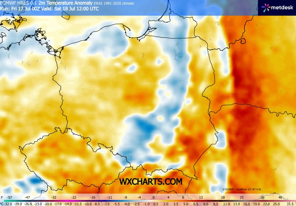Mapa Polski z widocznymi anomaliami temperatury powietrza, gdzie w centrum kraju dominują chłodne odcienie, wskazujące na niższe niż zwykle temperatury, natomiast na wschodzie i południowym wschodzie wyraźnie zaznaczają się ciepłe barwy oznaczające zna...
