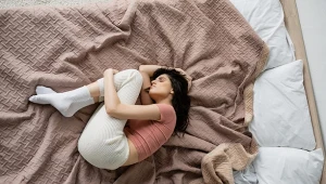 "Nie chcę być silna". Kobiety chcą diagnozy, nie pochwał za znoszenie bólu