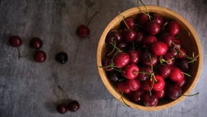 Plamy z wiśni i czereśni? Usuniesz je domowymi sposobami
