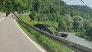 Wykolejenie pociągu w Małopolsce. Wagony wpadły do rzeki