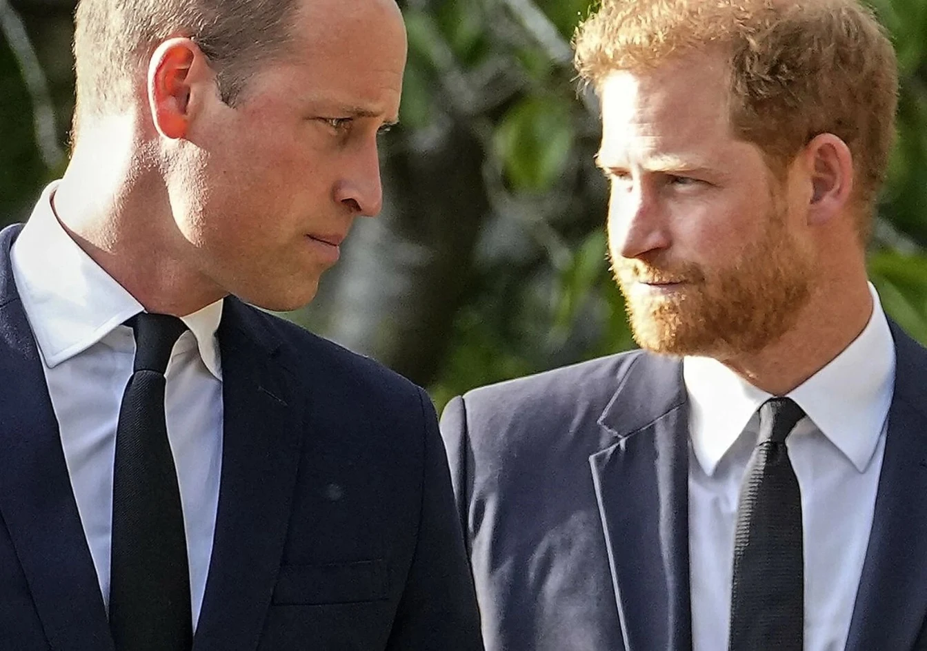 Książę William i książę Harry we wrześniu 2022 roku Dwóch mężczyzn w garniturach i krawatach stoi obok siebie, patrząc sobie w oczy w poważnej rozmowie.