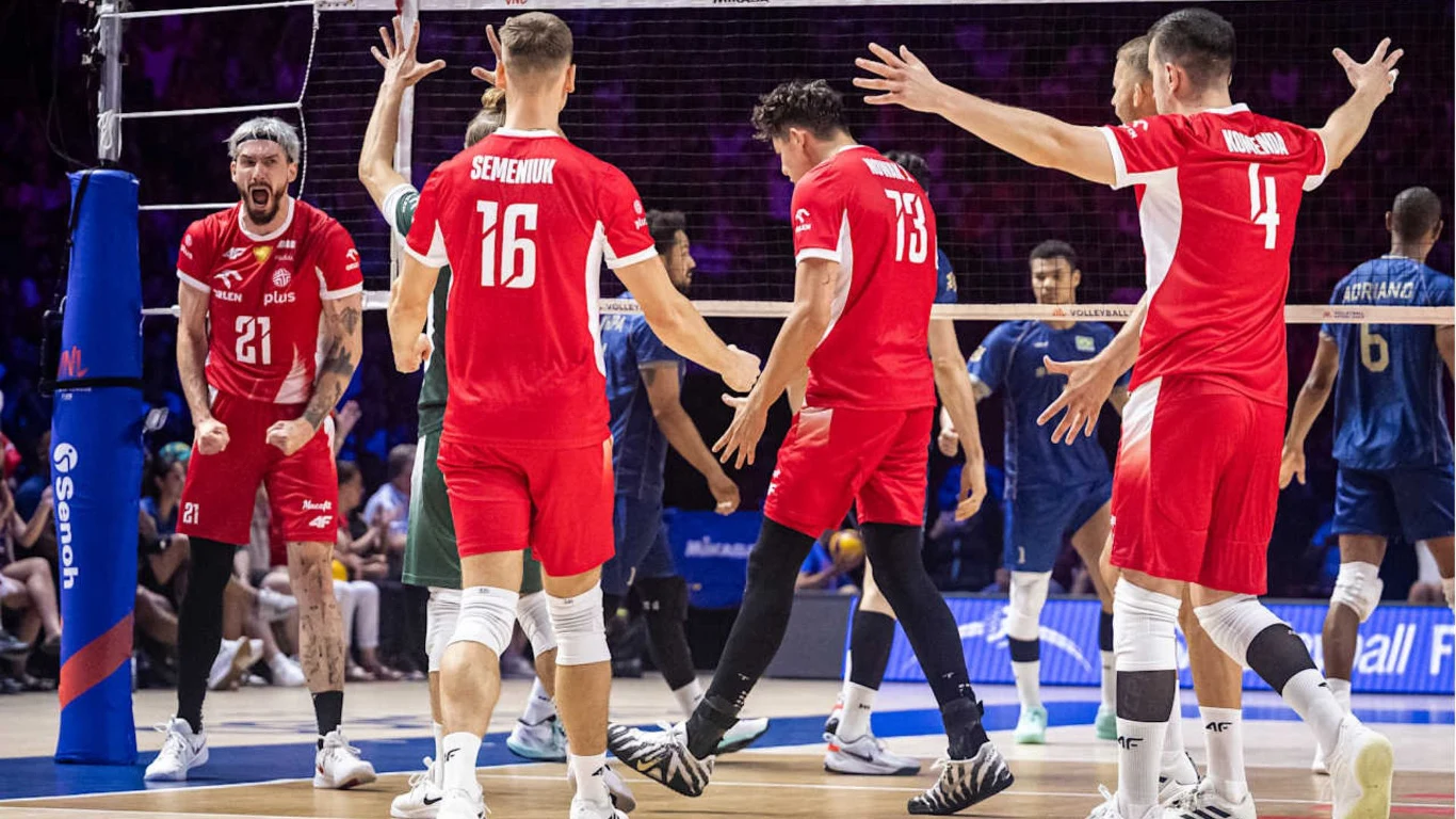 Grupa siatkarzy w czerwonych strojach świętuje zdobycie punktu na boisku, uniesione ręce i emocjonalne gesty podkreślają ich radość i zaangażowanie w grze.