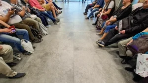 Przychodnia lekarska. Pacjenci czekają na rejestrację wizyty do lekarza specjalisty