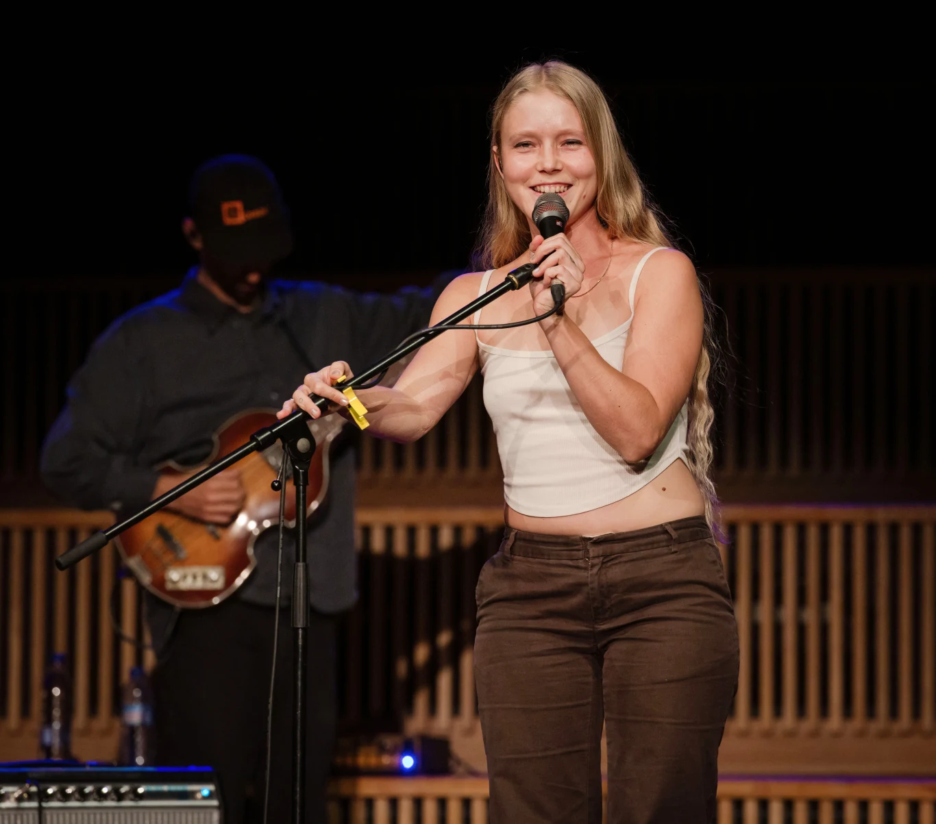 Alice Phoebe Lou była headlinerką drugiego dnia WROSound 2026 Alice Phoebe Lou z długimi blond włosami uśmiecha się, trzyma mikrofon na scenie, w tle gitarzysta.