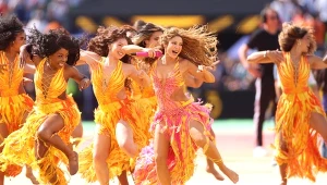 Shakira wraz z tancerzami podczas halftime show mundialu