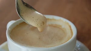 Kawa z nietypowym dodatkiem stawia na nogi i pomaga w odchudzaniu. 