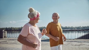 Najgorszy nawyk seniorów podczas spacerów. Fizjoterapeuci ostrzegają