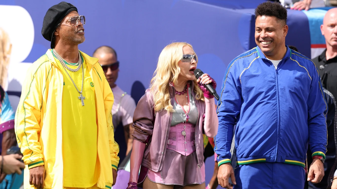 Ronaldinho, Madonna i Ronaldo Nazario W przerwie finału Mundialu 2026 Madonna wykonała utwór z playbacku, co spotkało się z falą krytyki mimo udziału innych gwiazd.