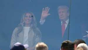 Donald i Melania Trumpowie w loży VIP podczas finału Mundialu. Prezydentowi USA towarzyszył m.in. premier Hiszpanii Pedro Sanchez