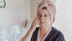 Pielęgnacja po 60. nie musi trwać pół godziny. Ten nawyk zajmuje minutę
