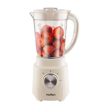Blender kielichowy Hoffen z przezroczystym pojemnikiem wypełnionym świeżymi, przekrojonymi truskawkami, gotowy do miksowania.