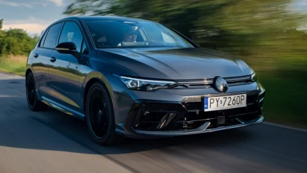 Volkswagen Golf R Black Edition nie musi mieć czarnego nadwozia. Nazwa wersji odnosi się przede wszystkim do ciemnych emblematów, felg i pozostałych detali.