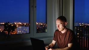 Nie możesz spać po nocnej zmianie? Jeden trik ułatwi zasypianie