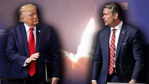 Prezydent USA Donald Trump i szef Pentagonu Pete Hegseth, w tle zdjęcie pocisku wystrzelonego przez Iran