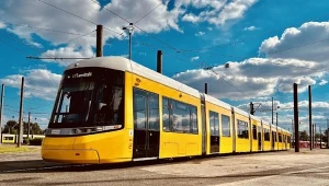Na tory w Berlinie wyjechał wielki tramwaj. W Polsce tak dużych nie mamy
