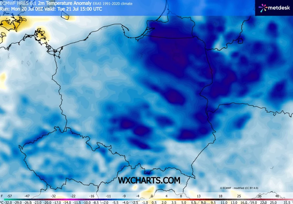 Mapa Polski z wyraźną przewagą odcieni niebieskich wskazujących na ujemne anomalie temperatury powietrza względem wieloletniej normy, najchłodniejsze strefy zaznaczone w centralnej i wschodniej części kraju.