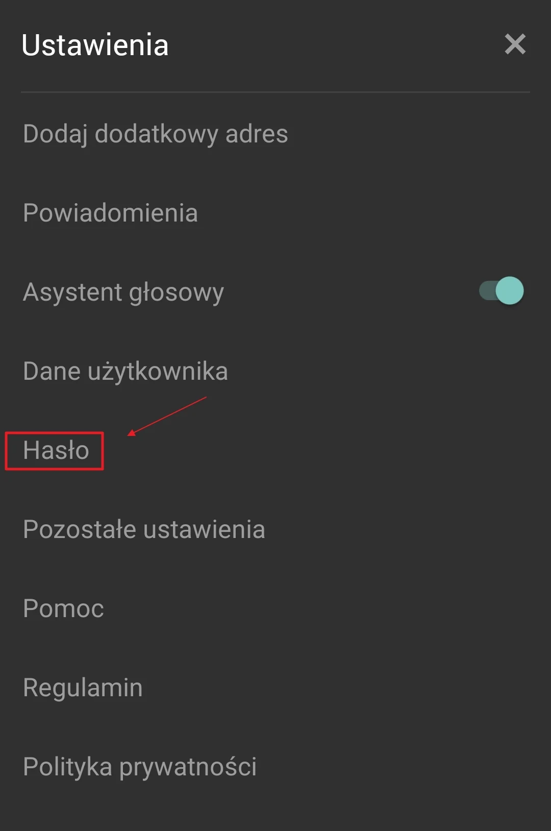 Czarna lista ustawień z wyróżnioną sekcją „Hasło” wskazaną czerwoną ramką i strzałką, obok aktywna ikona asystenta głosowego.