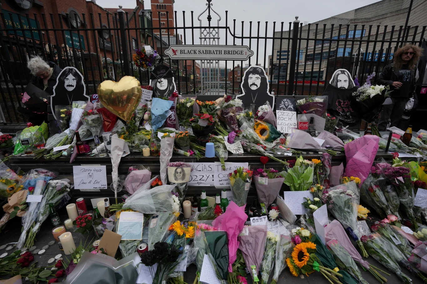 Po śmierci Ozzy'ego Osburne'a ławka Black Sabbath w Birmingham utonęła w kwiatach i pamiątkach Ławka Black Sabbath w Birmingham otoczona kwiatami, zniczami i pamiątkami po śmierci Ozzy'ego Osbourne'a.