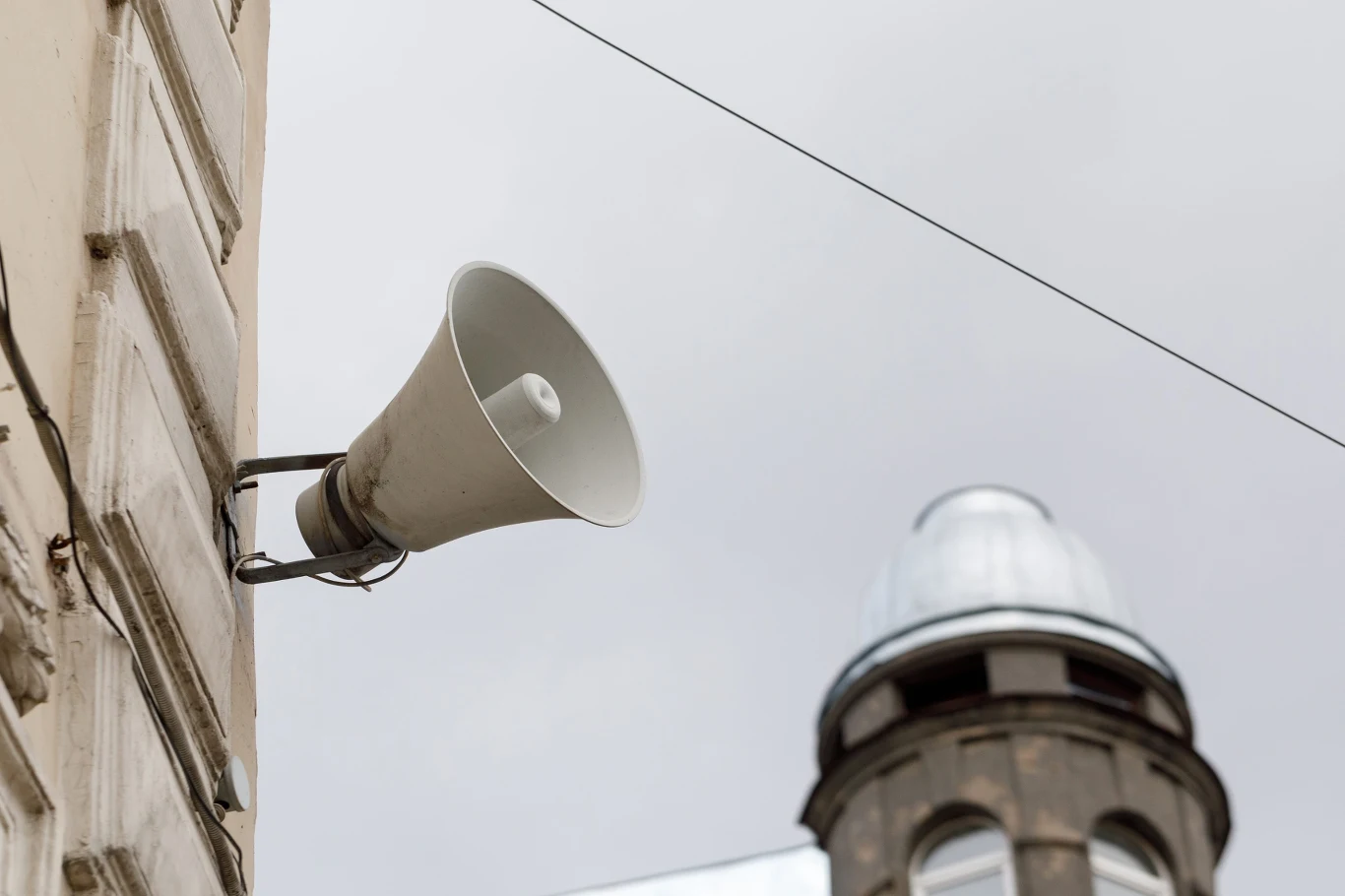 We wtorek w całym mieście zawyją alarmy Duży głośnik zamocowany na budynku