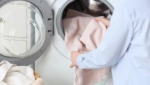 Wrzuć do wody z sodą i mocz ręczniki kuchenne. Będą świeżutkie tygodniami