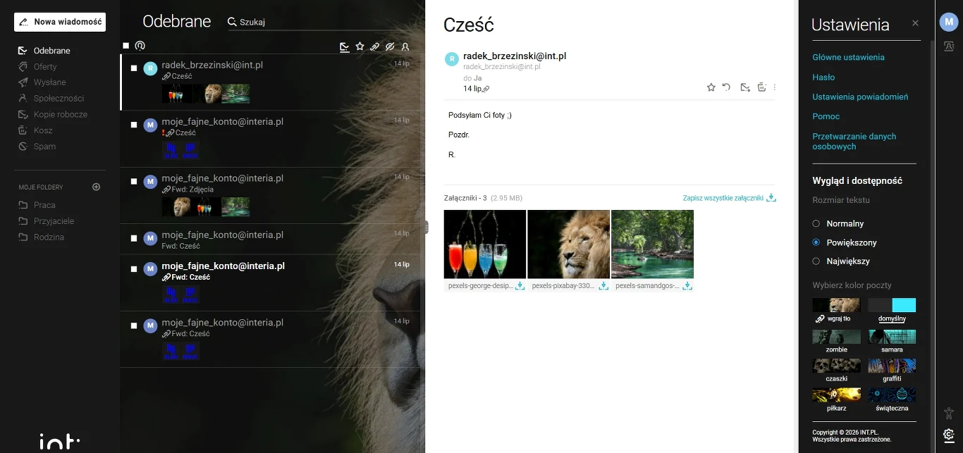 Interfejs skrzynki pocztowej z widocznymi wiadomościami e-mail, szczegółami jednej wiadomości na środku ekranu oraz panelem ustawień po prawej stronie, nawiązującymi do motywu natury z lwem w tle.