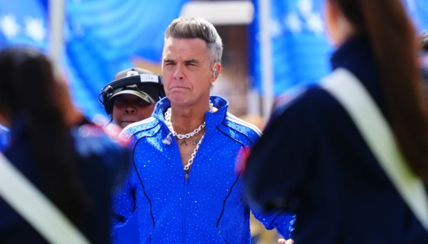 Coś białego wypadło mu z nosa w trakcie wywiadu. Tak Robbie Williams tłumaczy się z afery. "Czuję się... miętowo"