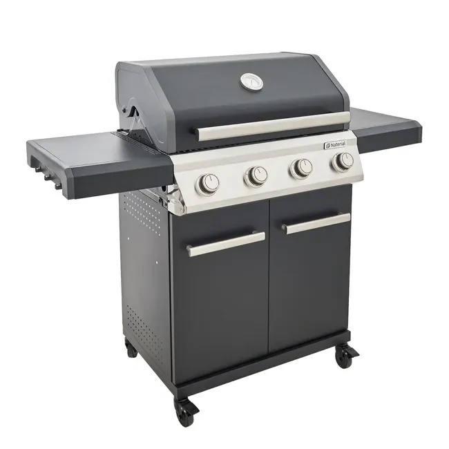 Czarny grill gazowy z czterema pokrętłami sterującymi, zamykanym piekarnikiem z termometrem oraz bocznymi półkami, ustawiony na czterech kółkach z zamykaną szafką na dole.