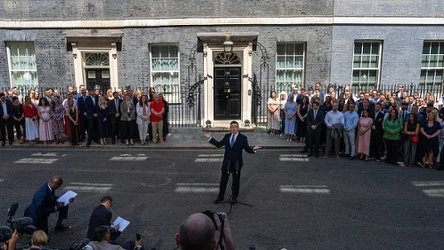 Andy Burnham podczas pierwszego dnia urzędowania na Downing Street
