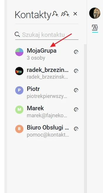 Lista kontaktów z wyróżnioną grupą o nazwie MojaGrupa, zawierającą trzy osoby oraz kilkoma indywidualnymi kontaktami oznaczonymi inicjałami lub ikonami użytkowników.