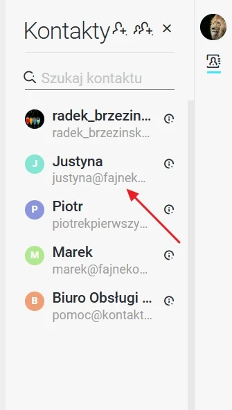 Lista kontaktów z zaznaczoną osobą o imieniu Justyna, przy której pojawia się czerwona strzałka i wyświetlone jest jej imię oraz adres e-mail.