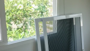 Jak umyć moskitiery okienne? Warto wykorzystać do tego produkty, które większość z nas znajdzie w swoim domu. 