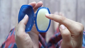Smaruję wazeliną 3 miejsca na ciele. Perfumy trzymają się przez cały dzień
