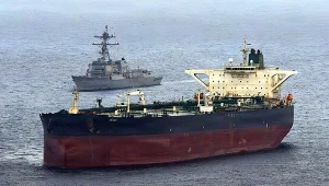 Wojna się nie kończy. Co będzie z gospodarką? Foto: US NAVY / AFP
