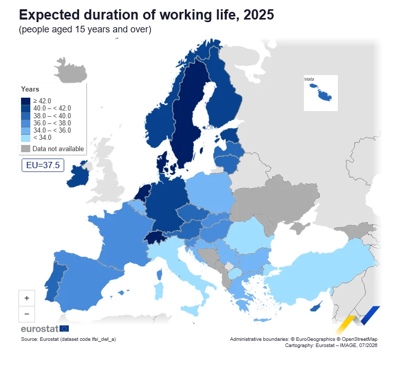 Mapa Europy przedstawiająca prognozowaną długość aktywności zawodowej w latach 2025 dla osób powyżej 15. roku życia, zróżnicowana kolorystycznie według liczby lat pracy; najdłuższy przewidywany czas pracy dotyczy krajów skandynawskich, najkrótszy – Eur...