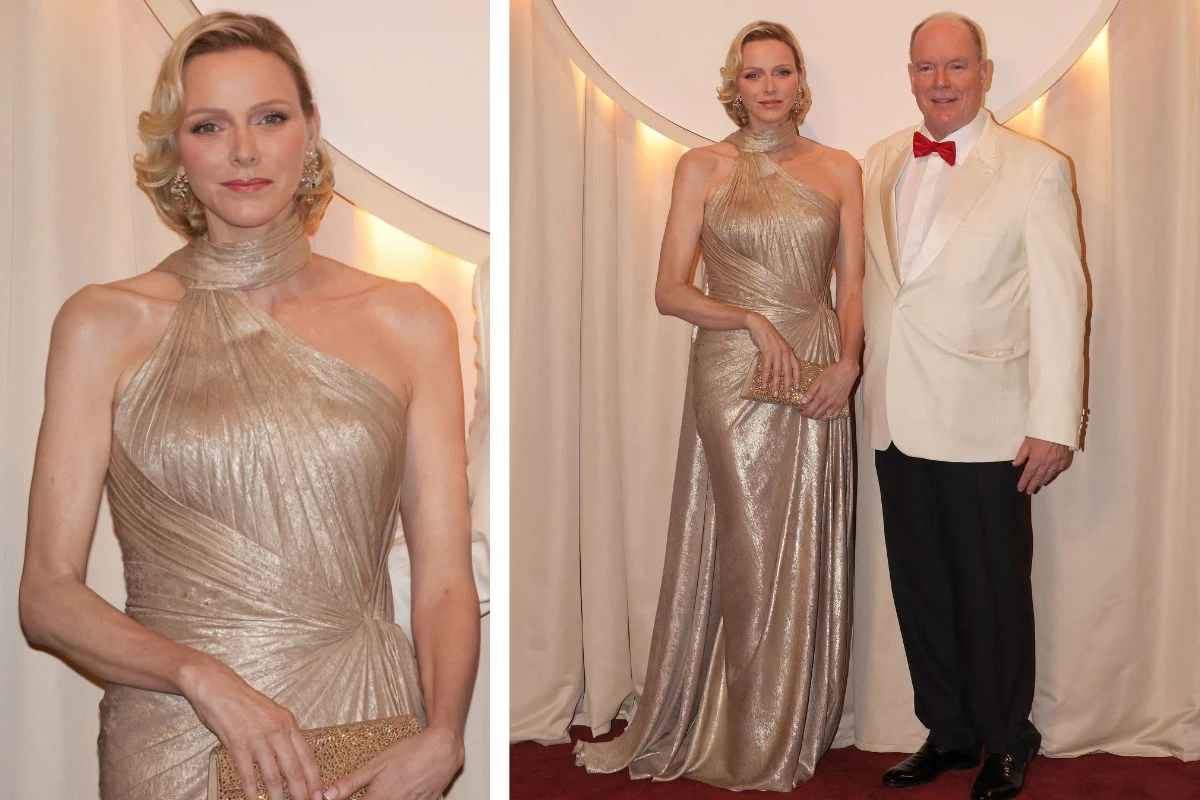 Kobieta w eleganckiej, złotej sukni wieczorowej z błyszczącej tkaniny oraz mężczyzna w białej marynarce smokingowej i muchą, stojący razem na tle klasycznej dekoracji w ciepłym oświetleniu.
