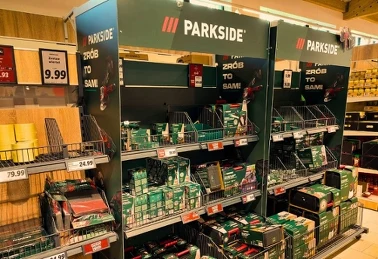 Elektronarzędzia akumulatorowe na sklepowej półce w promocji