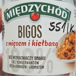 Etykieta słoika firmy Międzychód z nazwą produktu 'Bigos z mięsem i kiełbasą', zdjęciem bigosu w misce oraz informacją o braku wzmacniaczy smaku, konserwantów, barwników i aromatów.