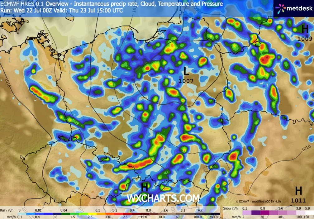 Mapa synoptyczna Europy i części Bliskiego Wschodu z kolorowymi strefami opadów deszczu o różnym natężeniu, oznaczeniami ciśnienia atmosferycznego oraz izobarami, wskazująca obecność niżu i wyżu atmosferycznego.