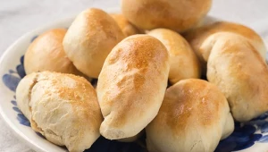 Chrupiące z wierzchu i miekkie w środku. Bułeczki na maślance na stałe zagoszczą w twoim menu