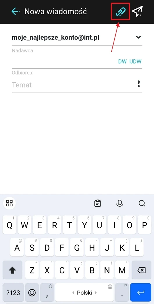 Ekran tworzenia nowej wiadomości e-mail z zaznaczonym przyciskiem dodawania załącznika nad polem adresata, widoczną klawiaturą ekranową i wypełnionym polem nadawcy.