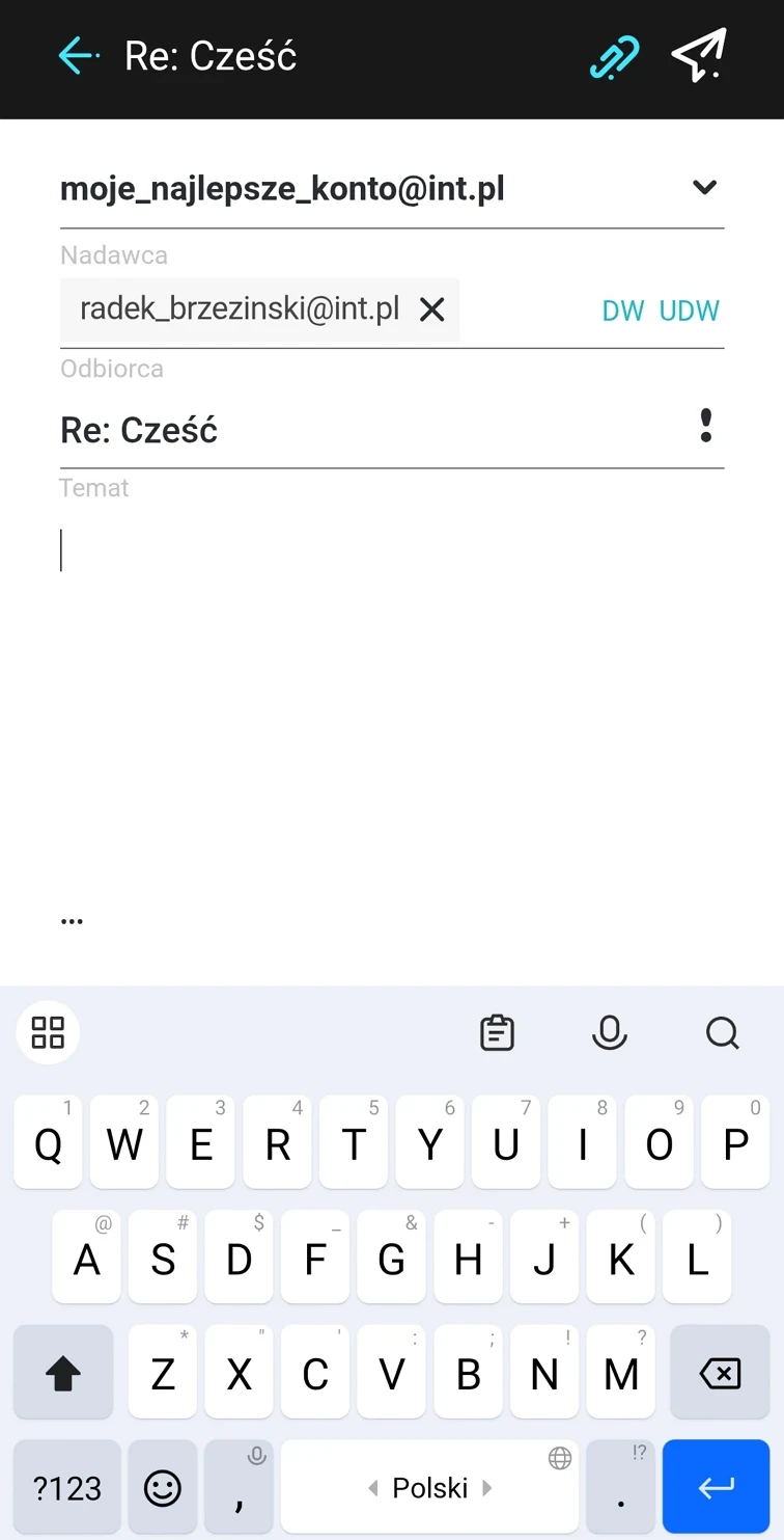 Widok ekranu edycji wiadomości e-mail na smartfonie z wypełnionymi polami nadawcy i adresata oraz otwartym polem do wpisania treści odpowiedzi.