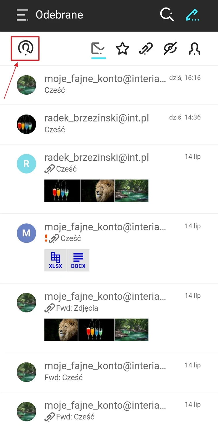 Lista wiadomości e-mail w folderze Odebrane zawierająca nadawców, daty, krótkie podglądy treści oraz załączniki w postaci plików i obrazów.
