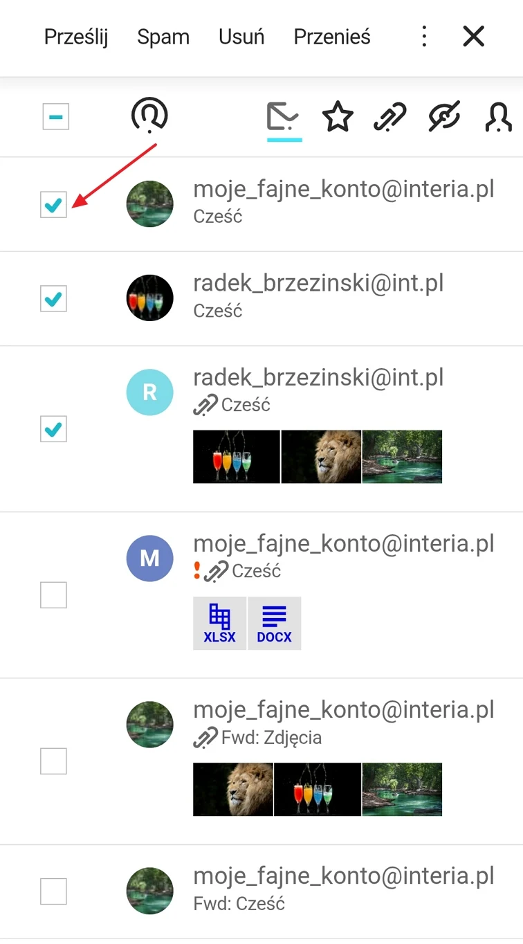 Lista wiadomości e-mail z aktywowanymi polami wyboru przy dwóch pierwszych pozycjach, widoczne skróty konwersacji, miniatury załączników i różne adresy nadawców.