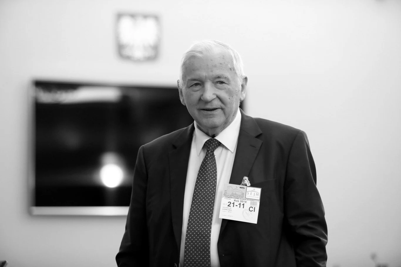 Zmarł prof. Stanisław Gomułka. Miał 85 lat Stanisław Gomułka w garniturze z identyfikatorem.
