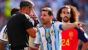 Kadr z meczu Hiszpania - Argentyna w finale MŚ. Zdesperowany do granic Lionel Messi przekonuje arbitra, że przed momentem Marc Cucurella (nr 24) zasłonił usta