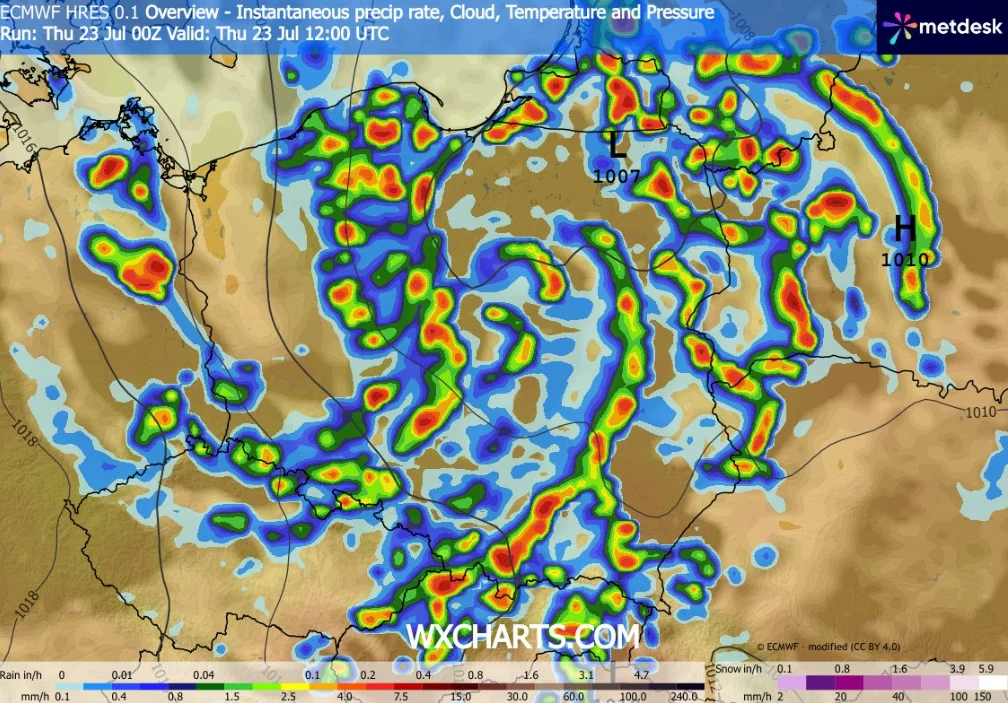 Mapa synoptyczna z kolorowymi oznaczeniami intensywności opadów deszczu i zachmurzenia, ciśnieniem atmosferycznym zaznaczonym izobarami oraz wyraźnymi strefami burzowymi nad północną Afryką.