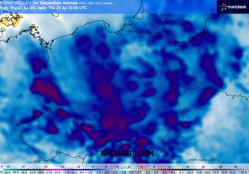 Mapa Polski w odcieniach niebieskiego i fioletowego ukazująca anomalię temperatury powietrza z wyraźnym ochłodzeniem w większości regionów, oparta na danych modelu ECMWF, z legendą wartości pod mapą.