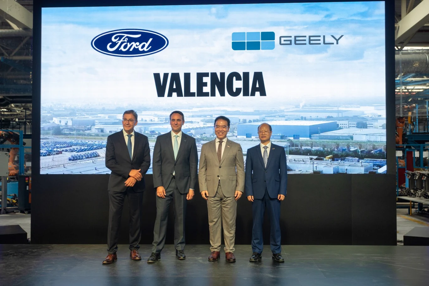 Przedstawiciele Forda i Geely w fabryce w Walencji. Od 2028 r. mają tam powstawać trzy modele Forda i dwa elektryczne samochody chińskiej marki