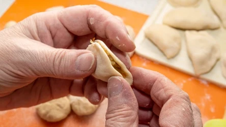 Jak zrobić wyjątkowo smaczne i chrupiące pierogi z pieczarkami?